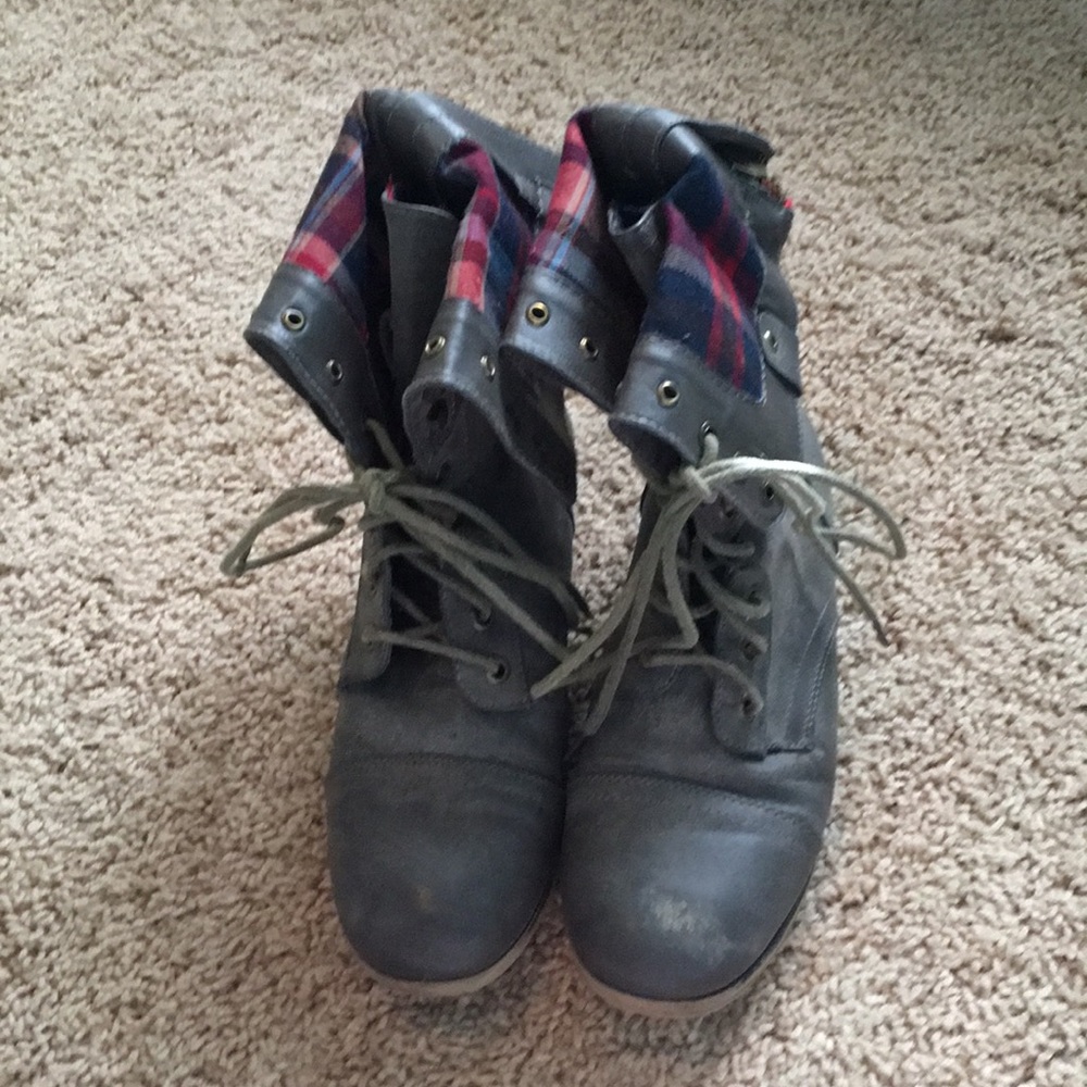 Combat boots